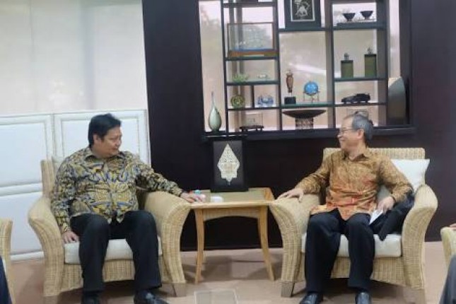 Chairman of the Association of Sheet and Safety Glass, Yustinus Gunawan when meeting Menperin, Airlangga Hartarto (Photo: Doc. Industry.co.id)