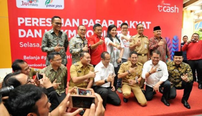 The Jakarta Provincial Government in cooperation with Jak Mikro, Telkomsel and PD Pasar Jaya, launched the digitalization program of Pasar Rakyat and UMKM, under the name of Jak Micro program, in Mayestik Market, South Jakarta, Tuesday (19/12/2017).