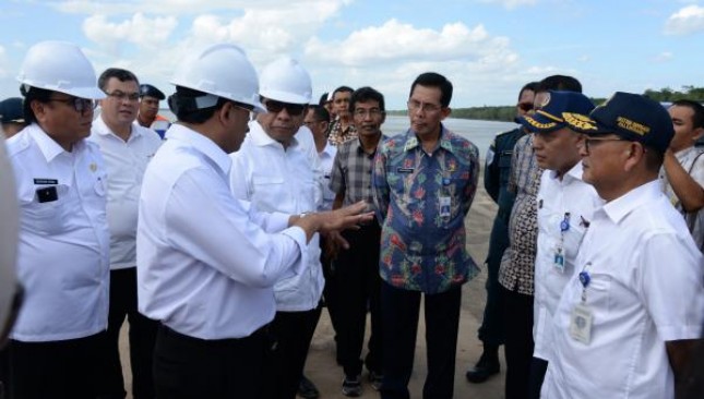 Minister of Transportation Budi Karya Sumadi reviewed the Tanjung Api-Api Port Sumatra Port project (Photo Humas)