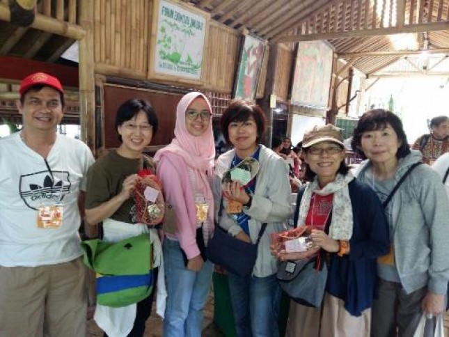 Wadir CCTI Eman Suleman Nasim bersama wisatawan Jepang anggota Hippo Family Club di Bogor (Foto Dok Industry.co.id)