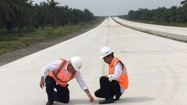 President Joko Widodo together with Minister of PUPR Basuki Hadimuljono check the work of Bocimi Toll