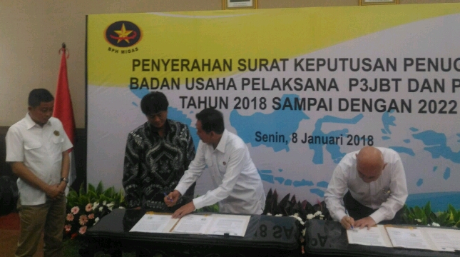 Penandatanganan surat keputusan penugasan pendistribusian BBM kepada Pertamina dan AKR Corporindo melalui BPH Migas