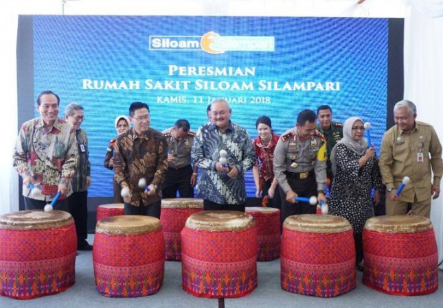 Pemukulan gendang menandakan peresmian Siloam Silampari (depan ki-ka): Sekda-Theo L. Sambuaga, CEO Lippo Group-James Riady, Gubernur Sumatera Selatan-Alex Noerdin, Kapolda Sumsel-Irjen Pol Drs. Zulkarnain, Wakil Bupati-Musi Rawas Hj. Suwarti, dan Asp