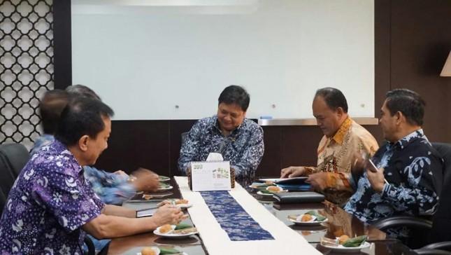 Minister of Industry Airlangga Hartanto (Center)