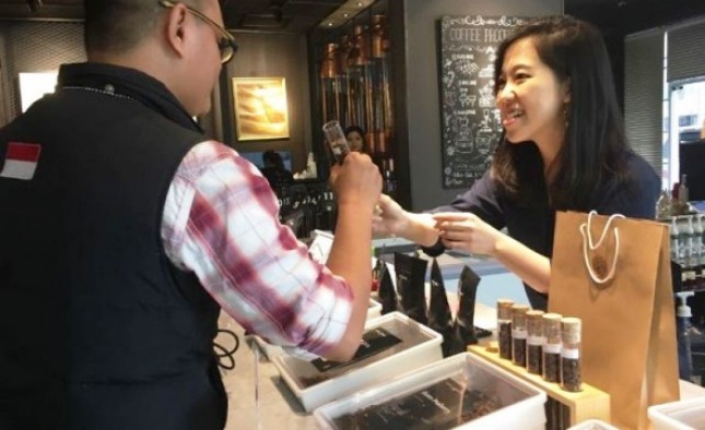 Evani Jesslyn is serving coffee customers at the First Crack Coffee Academy outlet (Abe Photo)