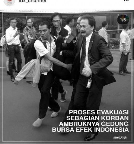 Dirut BEI Tito Sulistio proses evakuasi korban ambruknya selasar gedung BEI (Foto PhotoStory)