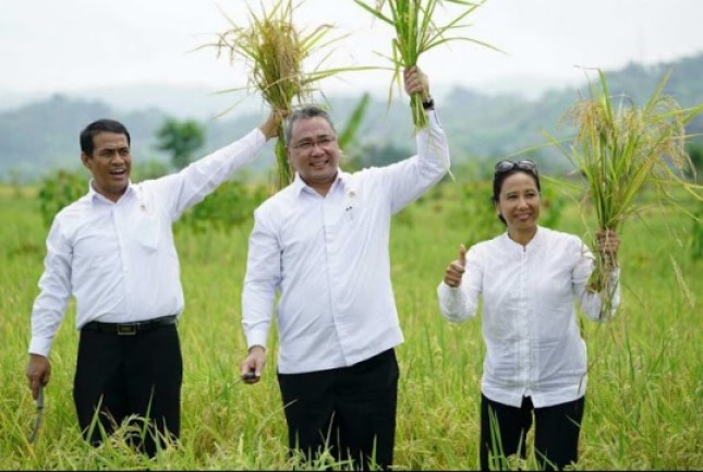 Mentan Andi Amran Sulaiman, Menteri BUUMN Rini Soemarno, Menteri Desa PDT (Foto Humas)