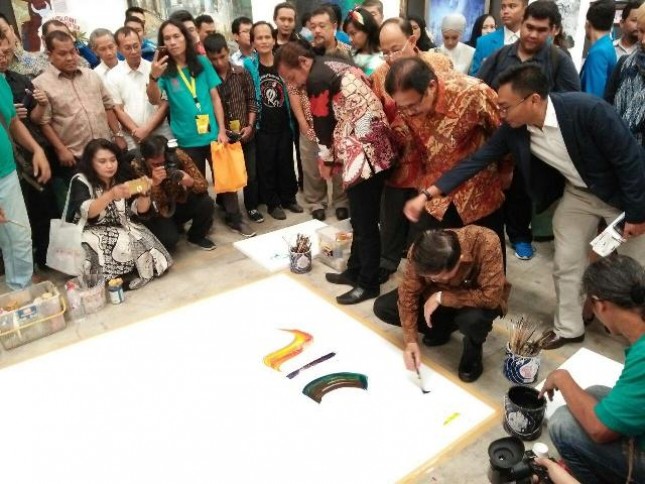 Chairman of Jababeka Group SD Darmono is painting at the exhibition Indonesia Art Exhibition