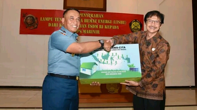 Kementerian ESDM Serahkan 200 Unit LTSHE