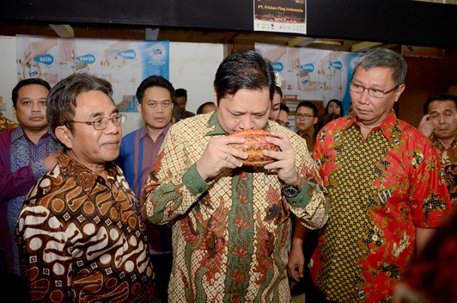 Menteri Perindustrian, Airlangga Hartarto didampingi Dirjen Industri Agro Kemenperin, Panggah Susanto saat acara peringatan Hari Kakao Indonesia ke-6 (Foto; Humas)