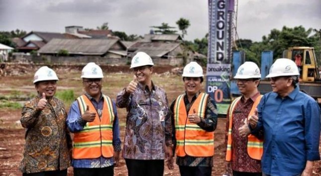 The Governor of DKI Jakarta, Anies Baswedan and his staff during the groundbreaking of DP house construction 0 percent