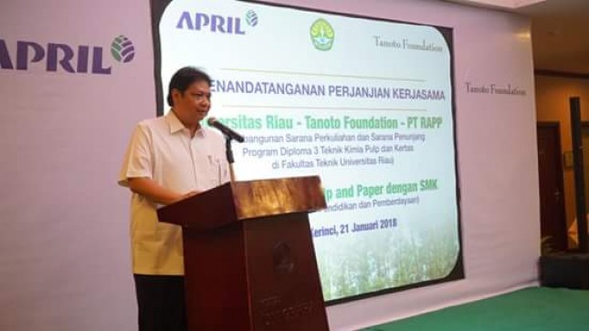 Menperin Airlangga Hartarto during his working visit to PT RAPP in Riau, Pekanbaru (Photo: Humas)