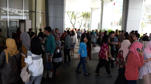 Employees in Mega Kuningan area, Jakarta evacuated due to earthquake (Photo: Chodijah Febriyani / Industry.co.id)