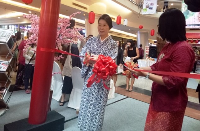 Ishii Sayoko, Wife of Japanese Ambassador to Indonesia, (Dije Photo)