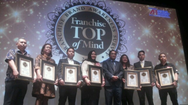 The award of the Top of Mind (TOM) 2017 Franchise (Photo: Ridwan)