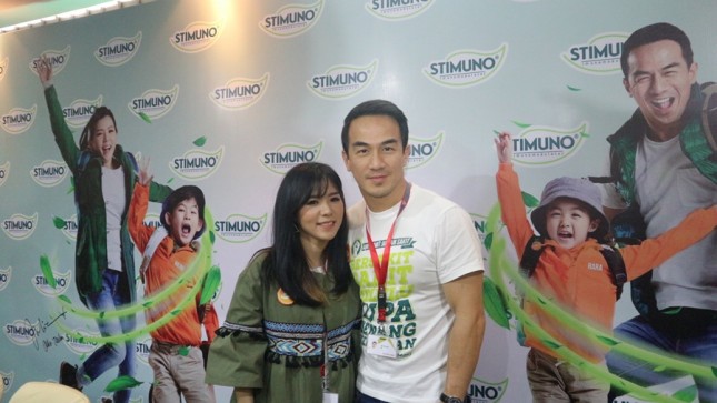 Joe Taslim dan istri, Julie menghadiri Press Conference Stimuno Kemasan Stickpack, pada Selasa (30/1). (Foto: Dina Astria/Industry.co.id)