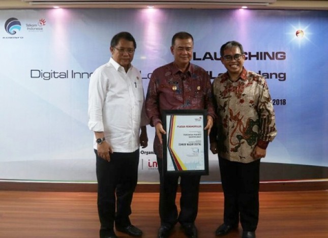 Menkominfo Rudiantara, Wagub Sumbar Nasrul Abit, dan Direktur Digital Strategic & Portfolio Telkom David. (Foto Dok Industry.co.id)