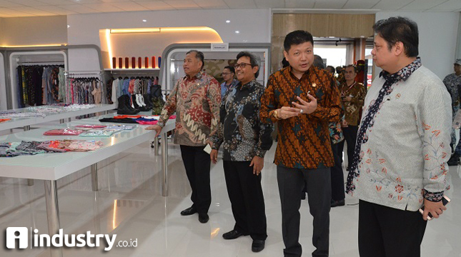 Menteri Perindustrian Airlangga Hartarto berbincang dengan Direktur Utama PT Sritex Iwan Setiawan Lukminto (kemenperin.dok)