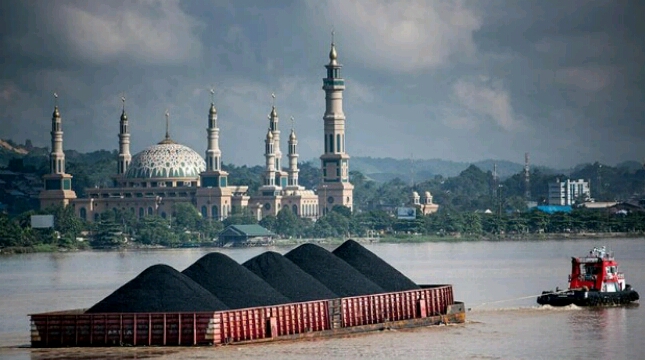 Kapal pengangkut batu bara (ist)