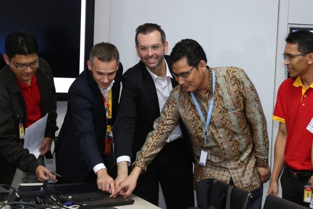 Chief Technology and Information Officer Indosat Ooredoo, Dejan Kastelic (dua dari kiri), Chief of Technology dan Information Officer Ooredoo Group, Ahmad Abdulaziz Al Neama (tiga dari kiri), dan Komite Regulasi Telekomunikasi Badan Regulasi Telekom