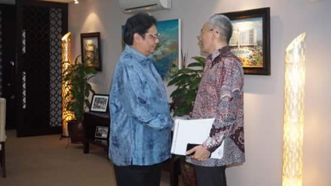 Minister of Industry Airlangga Hartarto received the visit of General Manager of Genting Oil Pte Ltd, Wandy Wanto at the Office of the Ministry of Industry, Jakarta, Wednesday (14/2/2018).