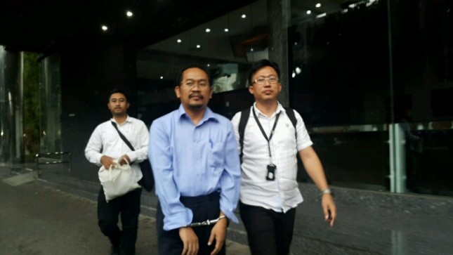 Mantan VP PT Pertamina, Gathot Harsono menyerahkan diri (Foto: Dok. INDUSTRY.co.id)