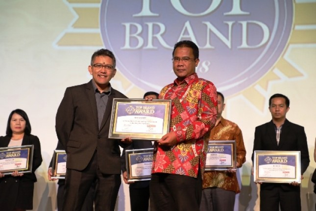 AVP MarcommTelkom Mustakim Wahyudi-MD Marketing Group Adyo Bawono (Foto Dok Industry.co.id)