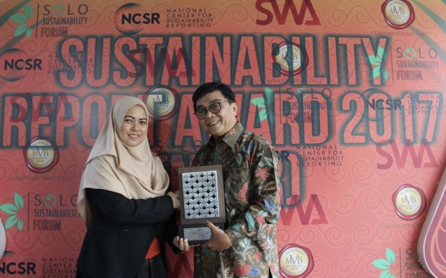 APP Sustainability Manager Sera Noviany when receiving Special Award for Early Application of GRI Standard (Photo: PR)
