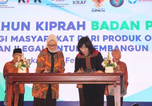Director General of IKM Kemenperin Gati Wibawaningsih together with the Head of Food and Drug Supervisory Agency (BPOM) Penny K. Lukito (Photo: Humas)