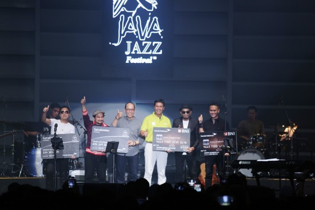 Direktur Bisnis Konsumer BNI Anggoro Eko Cahyo (ketiga kanan) berpose bersama Glenn Fredly (kedua kanan), Sandhy Sondoro (kiri), Tompi (kedua kiri), Direktur Kargo Garuda Indonesia Sigit Muhartono (ketiga kiri), dan Andra Ramadhan (kanan) usai member