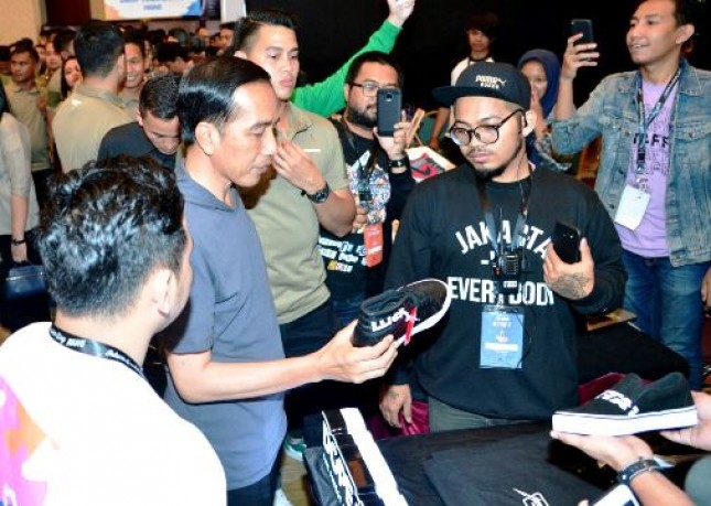 President Jokowi Local Sneaker Able to Compete in Global Market (Photo Setkab)