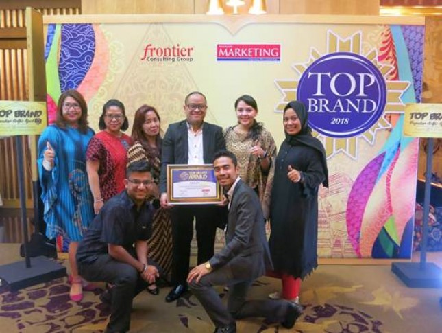 Burhan Noor Sahid (center), Head of Modern Retail & Branded Retail Channel Philips Lighting Indonesia exhibited Top Brand awards along with Philips Lighting Indonesia team after the award ceremony.