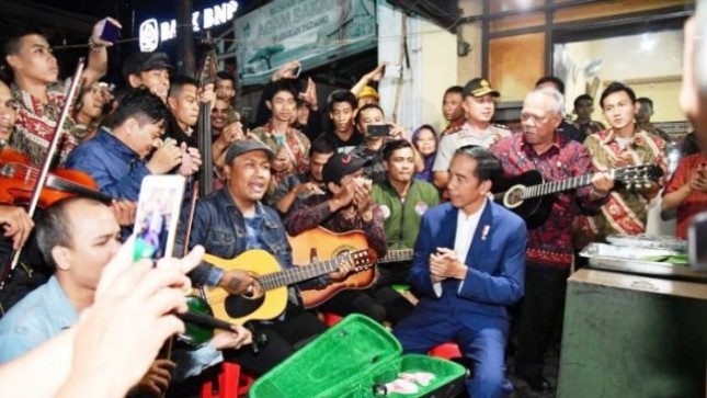 President Jokowi and street musician (Photo Dok Industry.co.id)