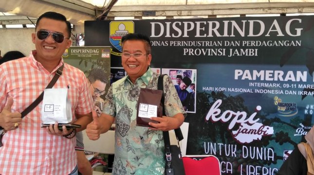 Head of Disperindag of Jambi Province Ariansyah (left) exhibited coffee of Jambi farmer's production at Exhibition and Expo Kopi Nusantara 2018, at Intermark Hall, BSD, Tangerang, Friday (9/3/2018). (IST)