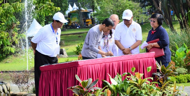 Presiden Jokowi menandatangani prasasti Tugu Plasma Nutfah Kelapa Sawit Indonesia di Kebun Raya Bogor (Foto Dok Industry.co.id)