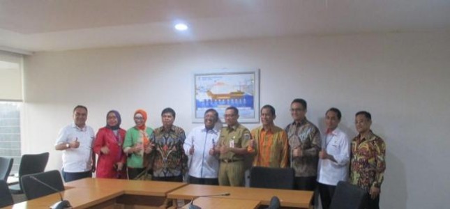 KSPP Deputy of the Ministry of State-Owned Enterprises of the Republic of Indonesia Ahmad Bambang on Monday (12/3/2018) submitted a Letter of Appointment of President Director of PT JIEP Landi Rizaldi and Director of Operations and Development, Beta 