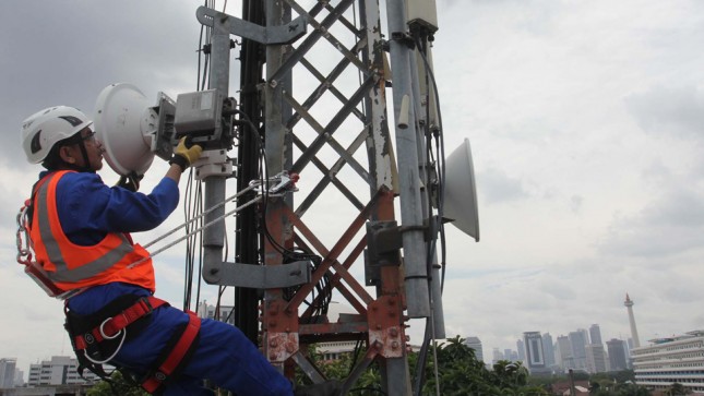 Pekerja memeriksa tower komunikasi milik XL Axiata. (Rizki Meirino/INDUSTRY.co.id)