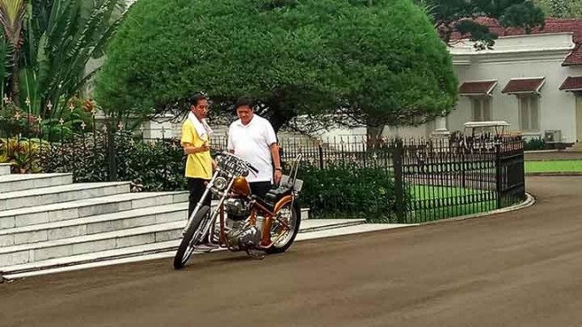 President Joko Widodo when showing his Chopper motor to Minister of Industry Airlangga Hartarto (Photo: Tempo)