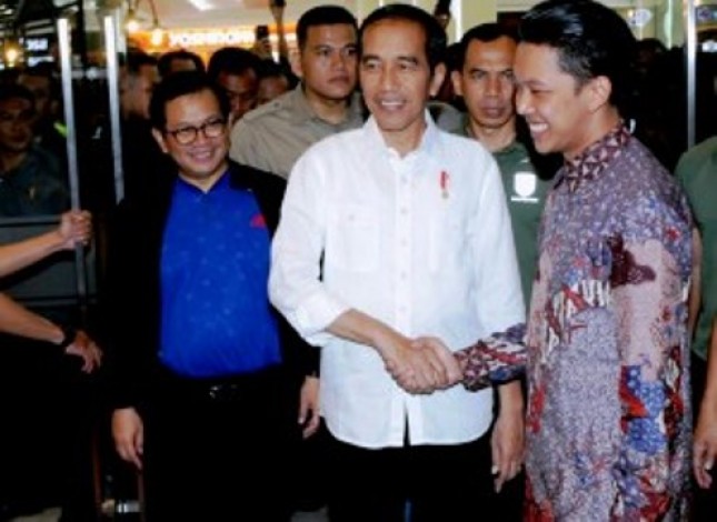 President Joko Widodo (Jokowi), accompanied by Chief Cabinet Secretary Pramono Agung, Effendy Muhadjir Education Minister and Head of the Creative Economy Triawan Munaf took time to watch the movie Yo Wis Ben