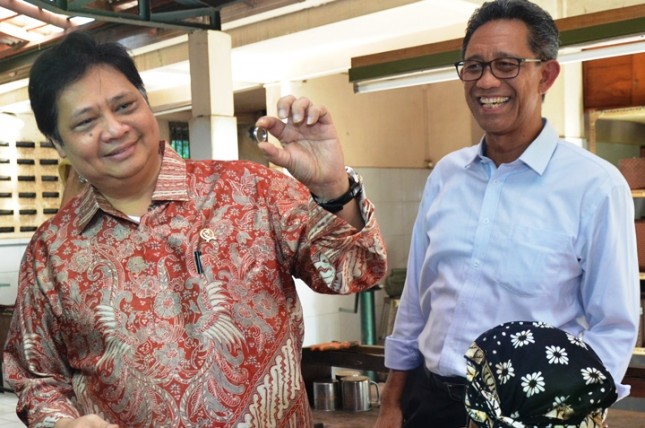 Minister of Industry Airlangga Hartarto with Director General of KPAII I Gusti Putu Suryawirawan