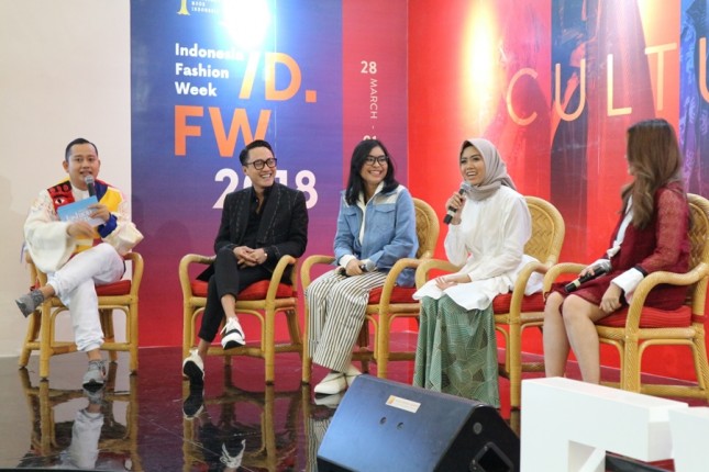 Barli Asmara and three winners of Wardah Fashion Award 2017 in Wardah Fashion Talkshow at Indonesia Fashion Week 2018. (Doc Industry.co.id)