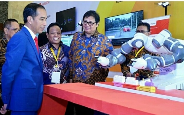 Menperin Airlangga with President Jokowi in Roadmap industry 4.0 event