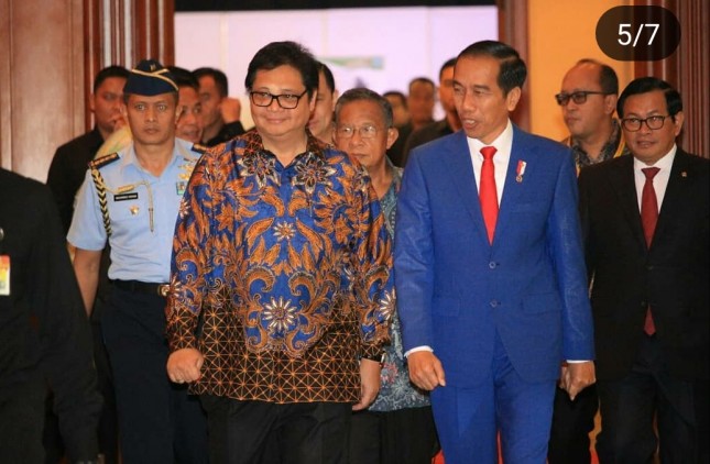 Menperin airlangga with president jokowi in roadmap industry 4.0 event