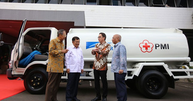 Astra International Donates 10 Units of Water Tank Trucks to the Indonesian Red Cross