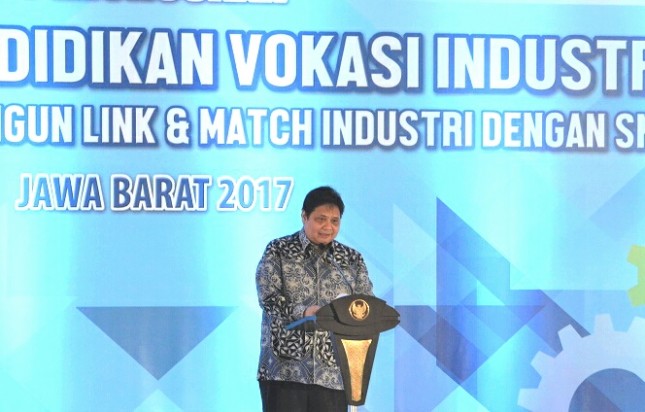 Minister of Industry Airlangga Hartanto (Center)