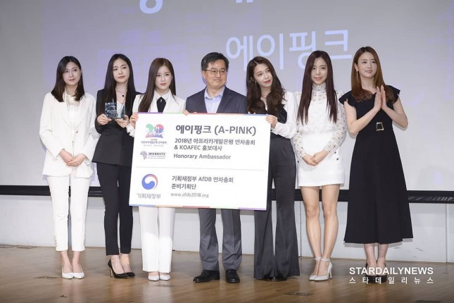 Girlband Apink became ambassador of the African Development Bank on Friday (13/4) by South Korea's Ministry of Strategy and Finance. (Photo: STARDAILYNEWS)