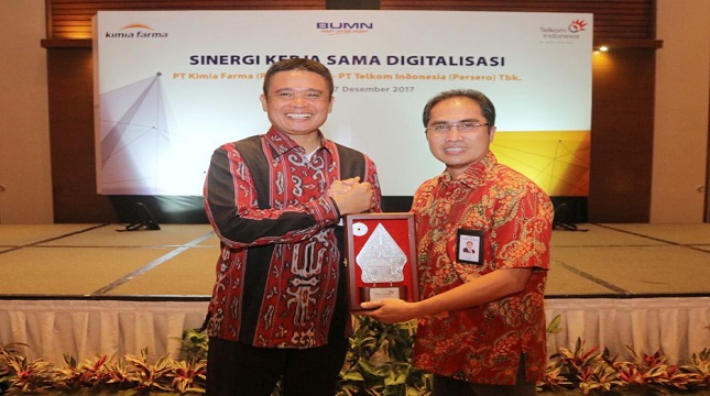 Director of Kimia Farma Honesti Basyir (left) (Photo Dok Industry.co.id)