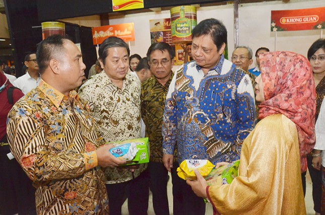 Menteri Perindustrian Airlangga Hartarto bersama Ketua Umum Gapmmi Adhi Lukman