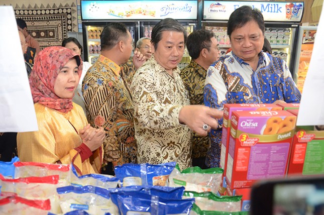 Menteri Perindustrian Airlangga Hartarto bersama Ketua Umum Gapmmi Adhi Lukman dalam acara Pameran Industri Makanan dan Minuman di Plasa Industri Kementerian Perindustrian