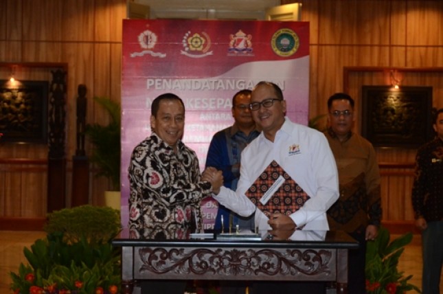 Ketua Umum Kadin Indonesia Rosan P. Roeslani saat penandatanganan MoU dengan Lemhannas RI